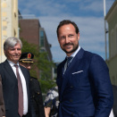 21. mai: Kronprins Haakon ankommer Krambugata 2 i Trondheim. Han skal åpne både Klemenskirkeutstillingen og innovasjonshuset DIGS. Foto: Kai T. Dragland / NTNU